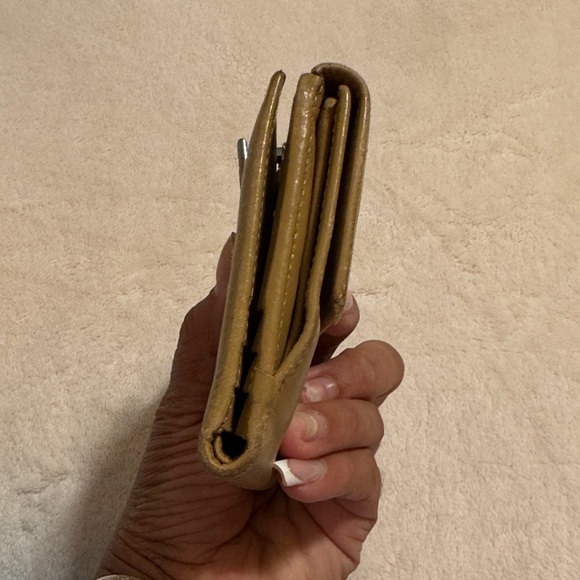 Gucci Tan Leather Wallet with Silver Clasp - Picture 14 of 16